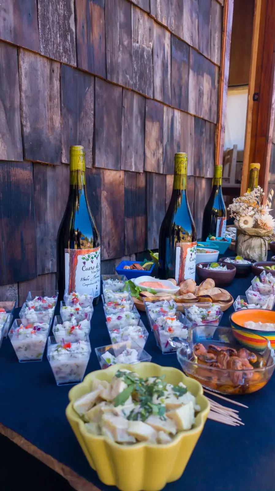 Mesa de catering servida con productos Azul Gourmet