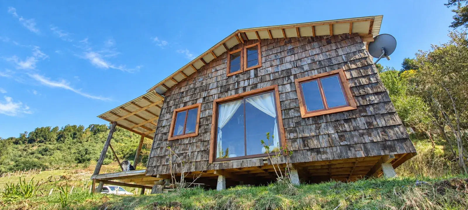 Exterior de Casa Alerce rodeada de jardín y bosque