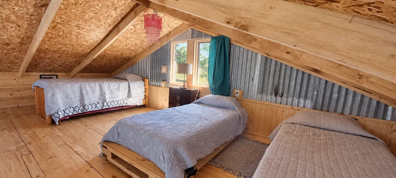 Dormitorio de Casa Alerce bajo el techo de madera