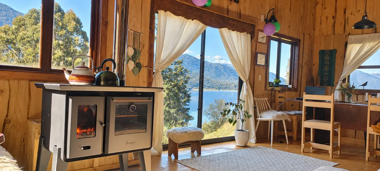 Interior de Casa Alerce con estufa, estar y vista al paisaje