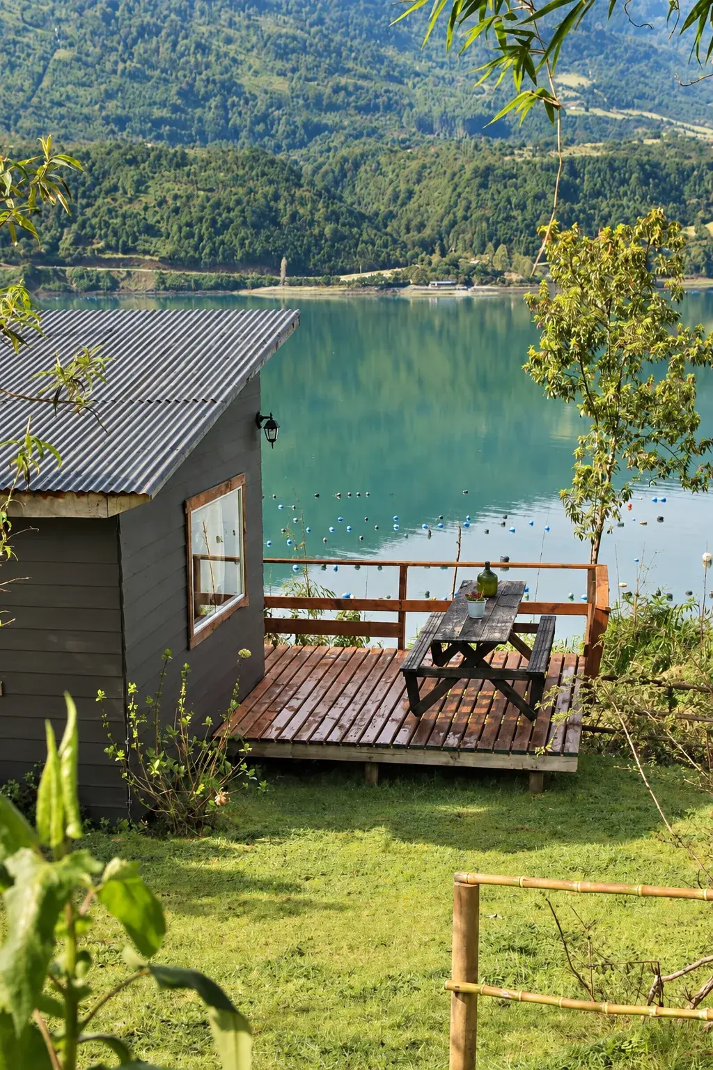 Exterior de Oregon con terraza, mesa y vista al lago