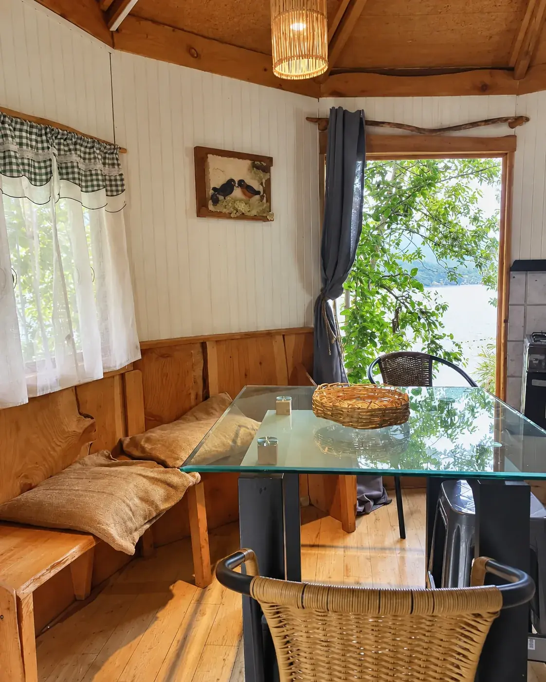 Comedor de Oregon con mesa, banca y ventana al exterior