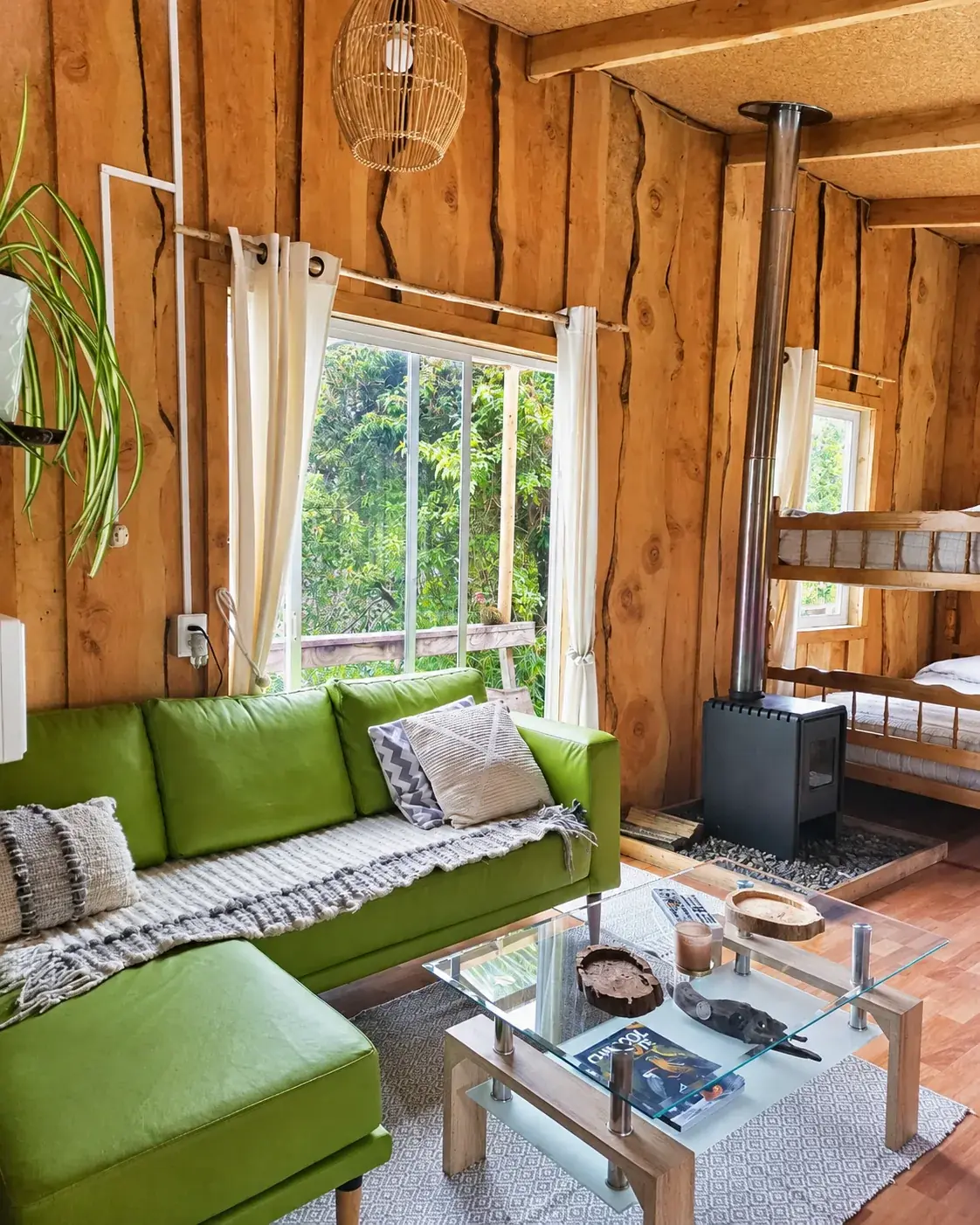 Estar de Oregon con sofá, mesa de centro, estufa y ventana