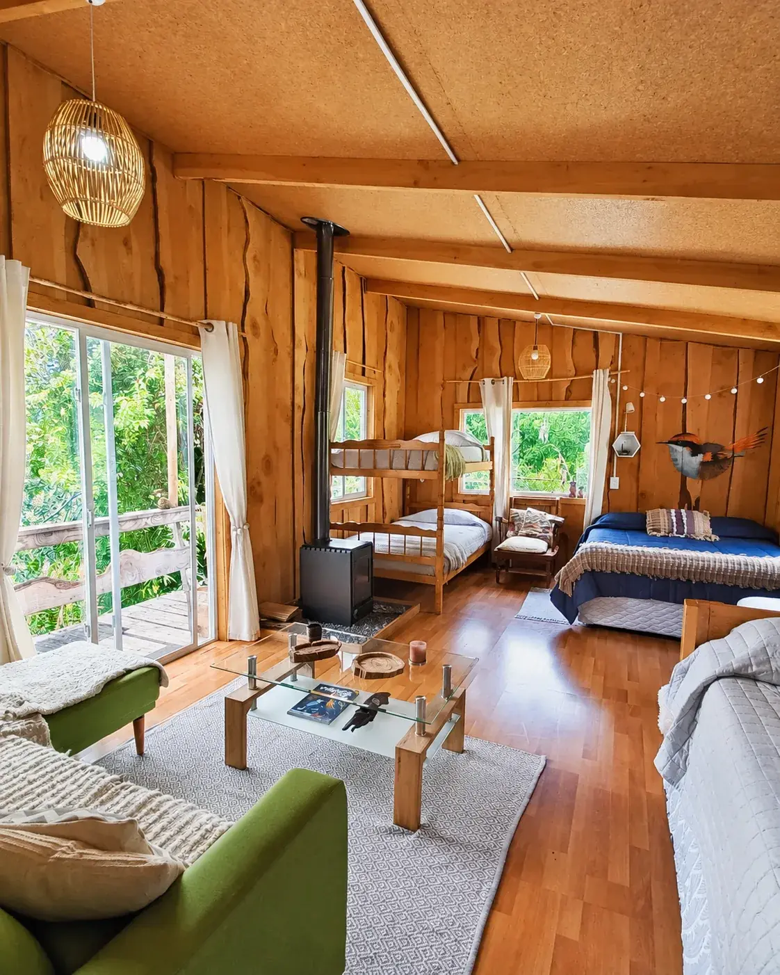 Interior amplio de Oregon con living, camas y ventanales
