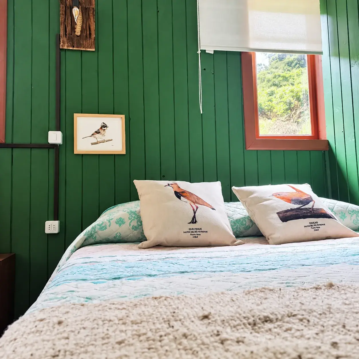Dormitorio de Tejuela con muro verde, cama y ventana
