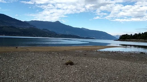 Orilla de arena con vista al estuario y las montañas