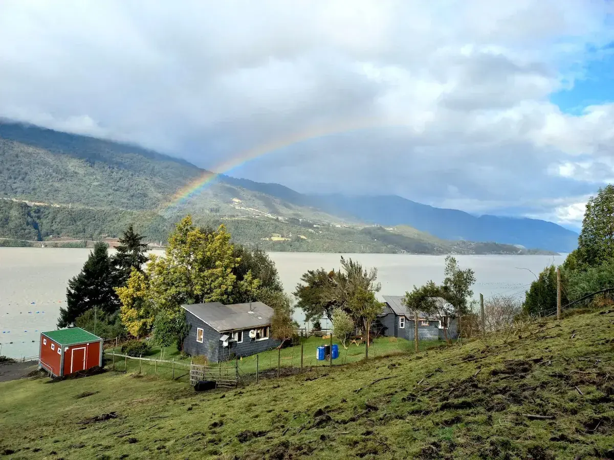 Vista elevada de una cabaña, el jardín y el canal de Quilanto