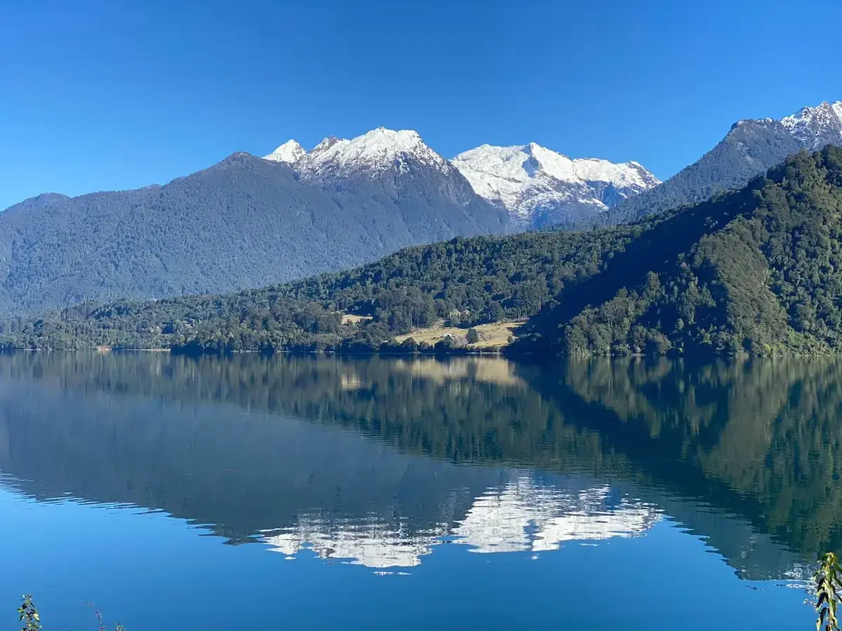 Vista amplia del canal y las montañas de Quilanto