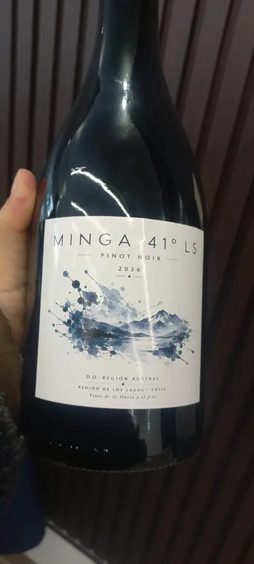 Botella de vino Minga al aire libre, junto a la viña
