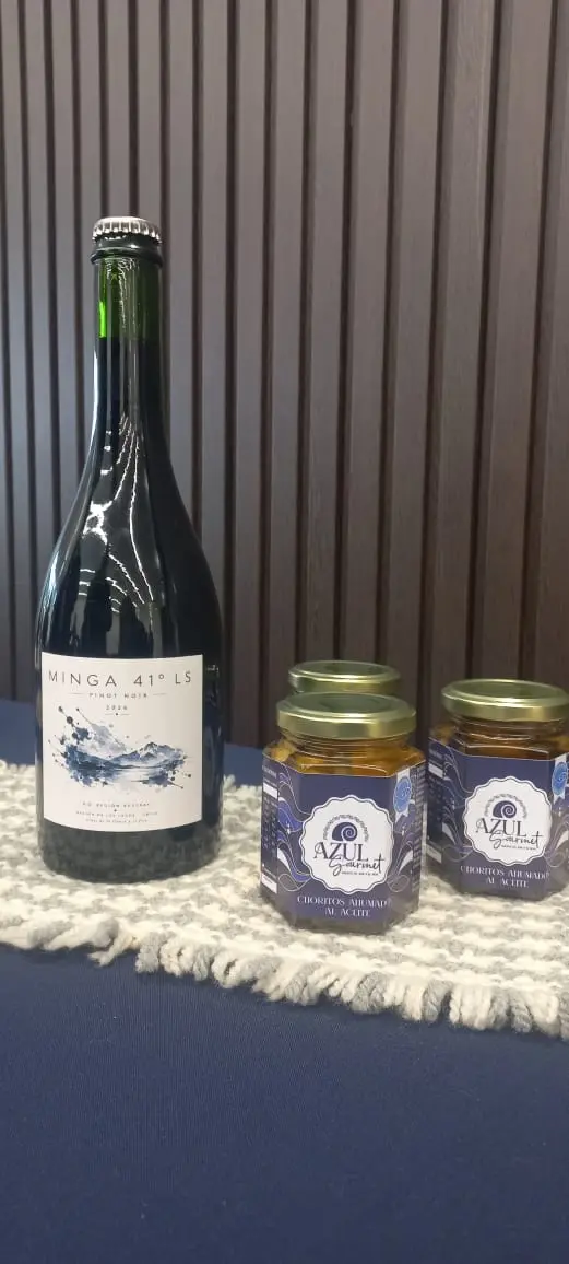 Botella de vino Minga junto a frascos de conserva Azul Gourmet